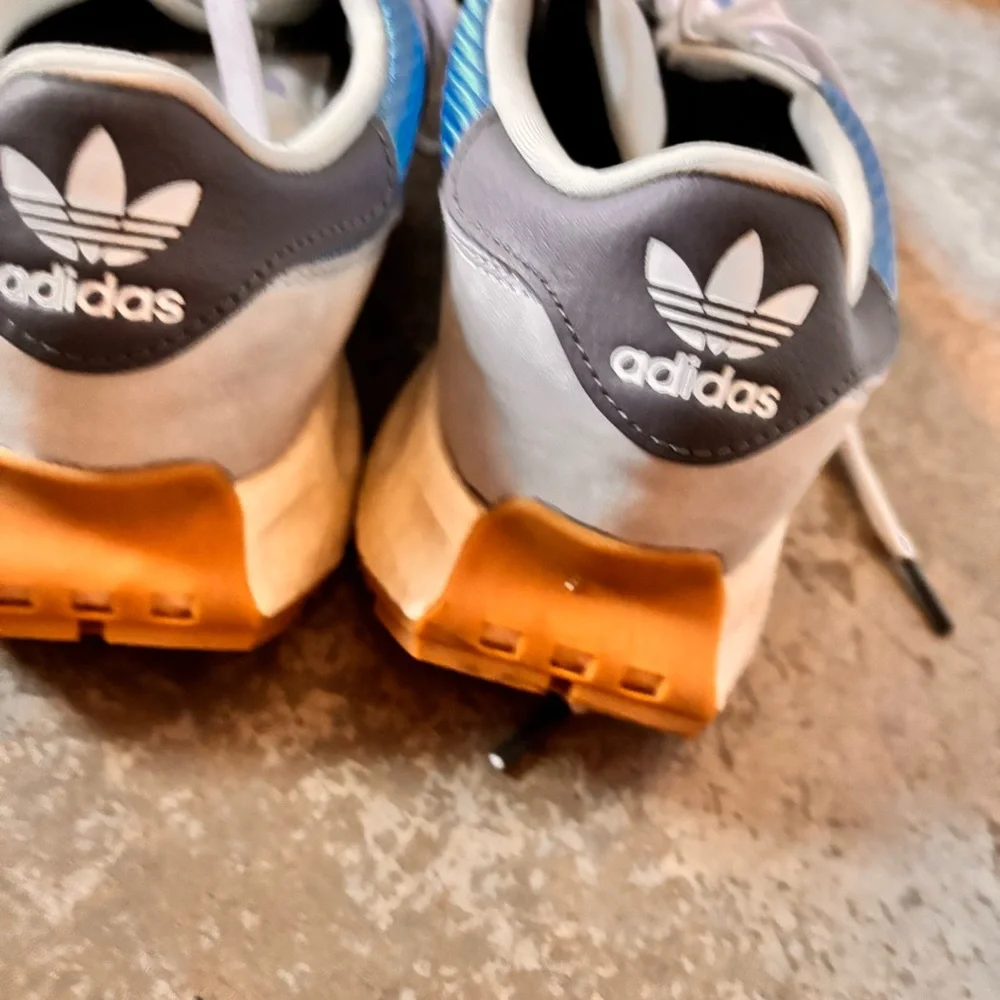 Adidas Retropy men’s 7 blue and white sneakers